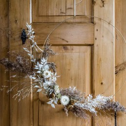Natürlicher Wandkranz auf Metallring mit Trockenblumen von Hochzeitsfloristin Franzi Bayrischer Wald