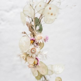 Zarter Türkranz aus getrockneten Blüten auf Metallring von Ganz Unverblümt Straubing Deggendorf