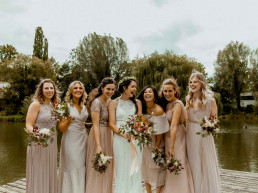 Braut und Brautjungfern mit natürlichen Blumen in Pastelltönen von Ganz Unverblümt Straubing