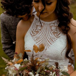 Boho Hochzeit mit natürlichem Brautstrauß von Hochzeitsflorist Ganz Unverblümt Steinach