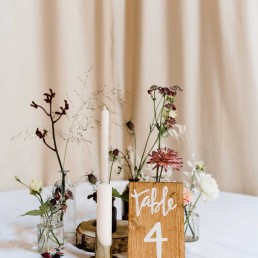 Herbstliche Tischdeko mit zarten Blumen und Leihvasen von Ganz Unverblümt Straubing