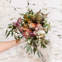 Herbstlicher Brautstrauß im Boho-Stil bei freier Trauung in Gut Haggn in Neukirchen