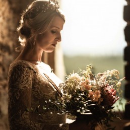 Boho Hochzeitsfloristik mit natürlichem Brautstrauß bei Styleshoot mit Ganz Unverblümt im Bayerischen Wald