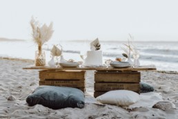 Eingedeckter Tisch an der Ostsee von Ganz Unverblümt