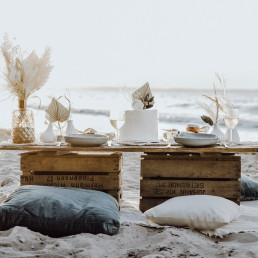 Eingedeckter Tisch an der Ostsee von Ganz Unverblümt