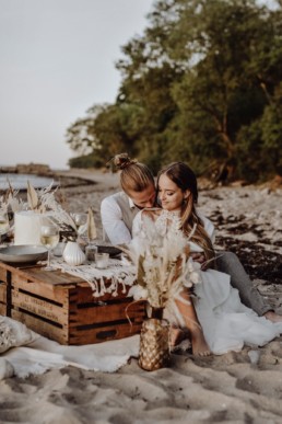 Boho Hochzeit am Strand mit Deko und Blumen von Ganz Unverblümt