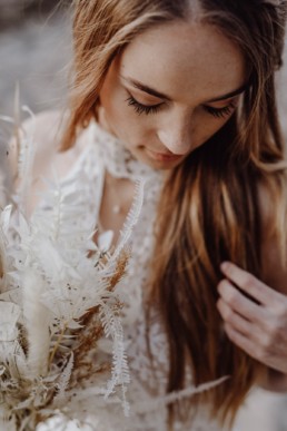 Braut mit Natürlichem Brautstrauß in Weißtönen von Ganz Unverblümt