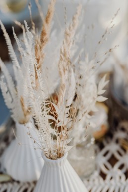 Vase mit Trockenblumen in Naturtönen und Weiß von Ganz Unverblümt