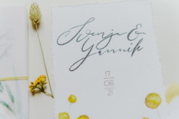 Einladungskarte mit zarten Trockenblumen von Ganz Unverblümt