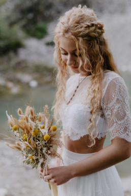 Braut mit natürlichem Brautstrauß in Gelb und Naturtönen von Ganz Unverblümt