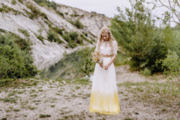 Braut mit natürlichem Brautstrauß von Ganz Unverblümt in Gelb und Naturtönen