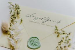 Einladungskarte mit zarten Trockenblumen von Ganz Unverblümt