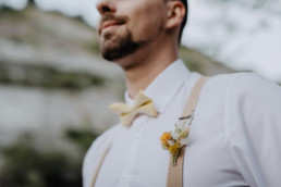 Bräutigam mit Anstecker in Gelb- und Naturtönen von Ganz Unverblümt
