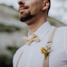 Bräutigam mit Anstecker in Gelb- und Naturtönen von Ganz Unverblümt
