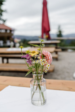 Vase mit bunten Blumen von Ganz Unverblümt auf Tisch