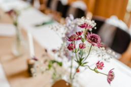 Nahaufnahme bunte Blumen auf Tisch Gut Harlachberg