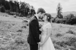 Braut und Bräutigam mit natürlicher Hochzeitsfloristik von Ganz Unverblümt