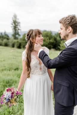 Braut und Bräutigam mit Blumenstrauß von Ganz Unverblümt Steinach