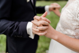 Braut und Bräutigam geben sich die Hände