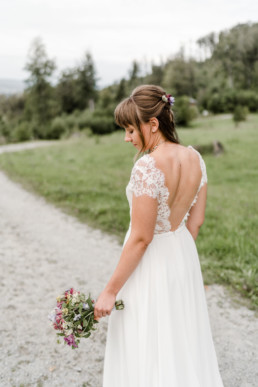 Braut mit Haarschmuck und Blumen von Ganz Unverblümt