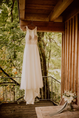 Kleid und Brautstrauß vor der Hochzeit von Ganz Unverblümt