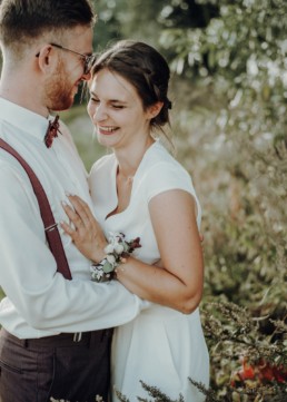 Braut und Bräutigam mit Armband von Ganz Unverblümt lachen