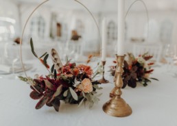 Tischdekoration auf Schloss Egg in herbstlichen Tönen mit Blumen und Ringen von Ganz Unverblümt