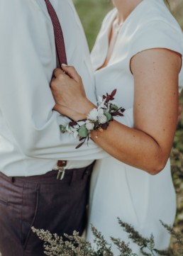 Bräutigam und Braut mit Armband in Herbsttönen von Ganz Unverblümt