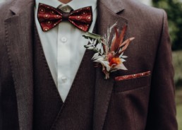 Bräutigam mit Anstecker in Herbsttönen von Ganz Unverblümt