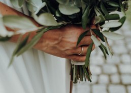 Braut mit Brautstrauß in der Hand von Ganz Unverblümt