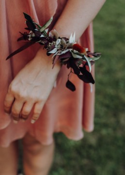 Brautjungfer mit Blumenarmband von Ganz Unverblümt in Herbsttönen
