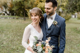Braut und Bräutigam mit Blumenschmuck von Ganz Unverblümt in Steinach