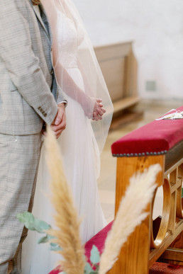 Braut und Bräutigam während kirchlichen Trauung