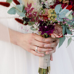 Braut hält bunten Brautstrauß von Ganz Unverblümtin den Händen