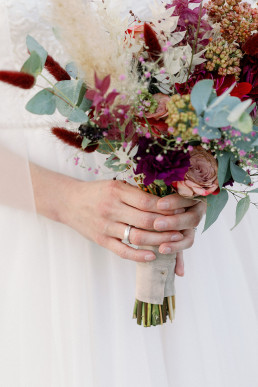 Braut hält bunten Brautstrauß von Ganz Unverblümtin den Händen