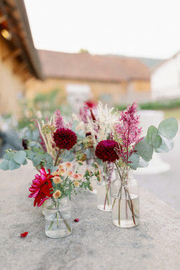 Vasen mit bunten Blumen stehen auf TIsch