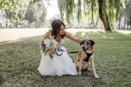 Braut mit Brautstrauß von Ganz Unverblümt und Hund
