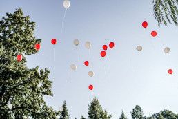 Luftballons werden in den Himmel gelassen