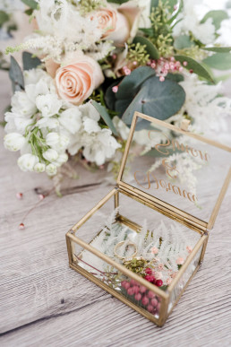 Brautstrauß und Ringschatulle mit zarten Blumen von Ganz Unverblümt