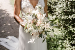 Braut mit Brautstrauß in hellen natürlichen Tönen von Ganz Unverblümt