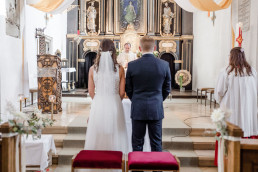 Braut und Bräutigam bei kirchlichen Trauung