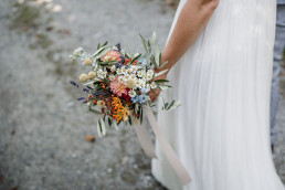Brautstrauß mit Wiesenblumen von Ganz Unverblümt