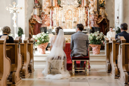 Brautpaar während kirchlicher Trauung