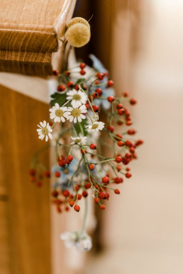 Kirchenschmuck aus natürlichen Wiesenblumen