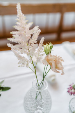 Kristallvase mit zarten Blumen von Ganz Unverblümt