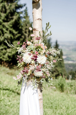 Birkentraubogen mit Blumengesteck Dahlie und Olive von Ganz Unverblümt Bayrischer Wald
