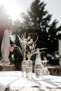 Filigrane Tischdeko mit Kristallvasen und Schlichten Blumen von Ganz Unverblümt Niederbayern