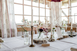 Dekorierte Tische mit zarten Blumen und Trockenblumen von Ganz Unverblümt