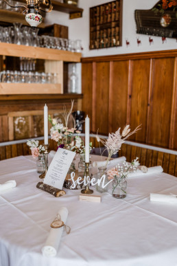 Dekorierte Tische mit zarten Blumen von Meisterfloristin Franzi