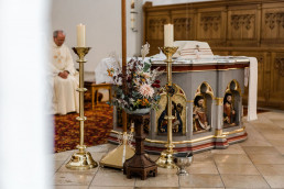 Altar mit buntem Gesteck von Ganz Unverblümt